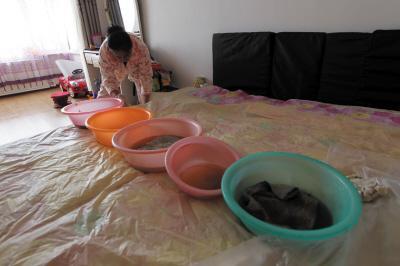 眉山楼上漏水，住户失联，小区没物管，业主维权难！律师来支招……